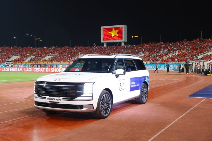 Hyundai Palisade Hybrid trên sân Mỹ Đình trong lễ bế mạc ASEAN Hyundai Cup 2026